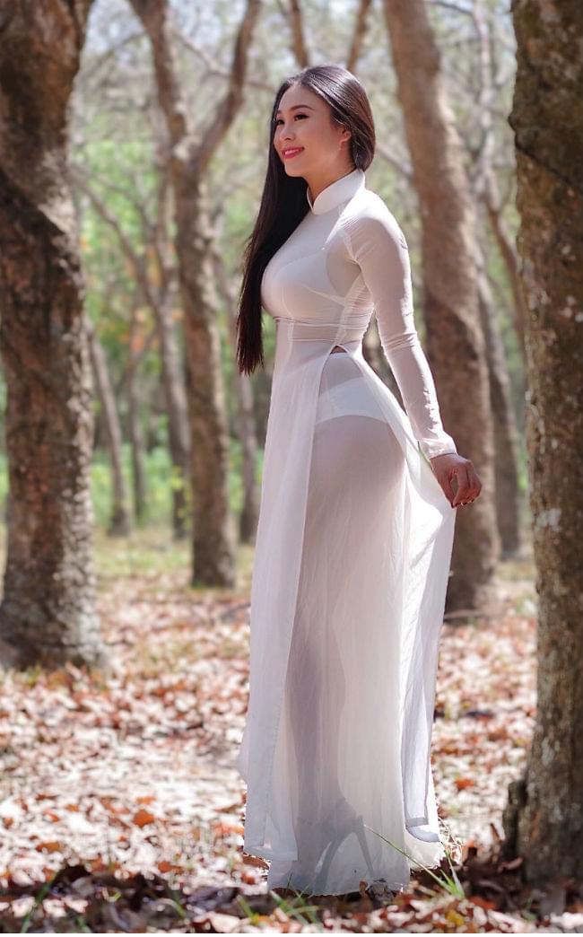 https://hienthaoshop.com/wp-content/uploads/2020/11/ao-dai-vietnam-sexy-white-chiffon-free-custom-made-2.jpg