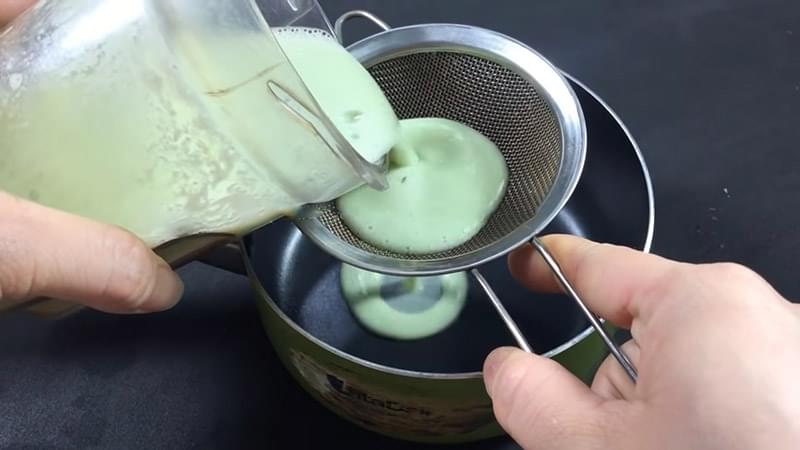 Remove the residue, keeping the bitter melon juice and rice