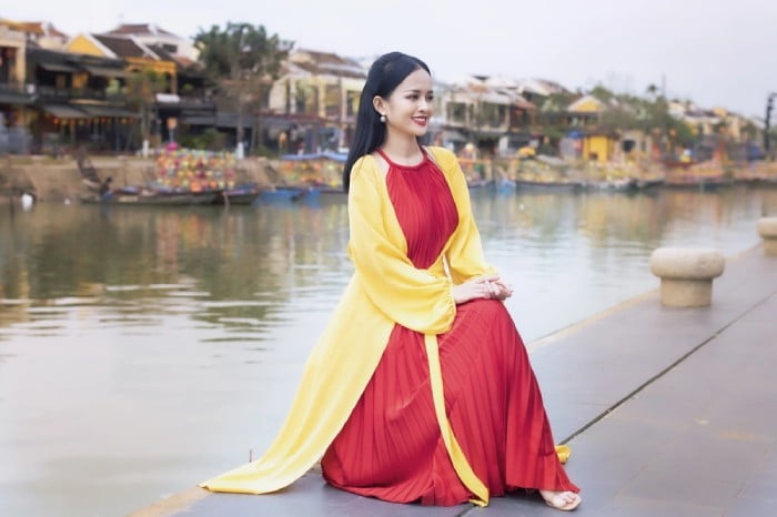 Modern Ao Tu Than in yellow and red
