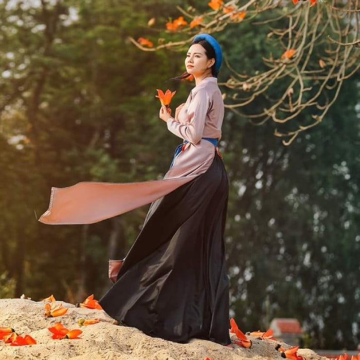Vietnamese Ao Tu Than four-part dress traditional costume