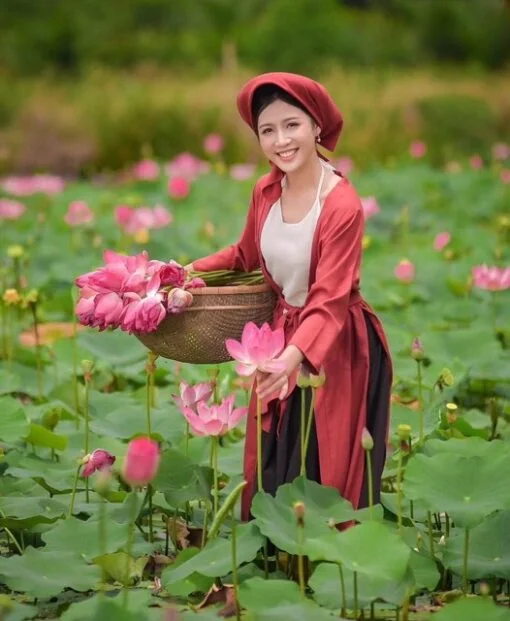 Vietnam four-part dress in brown