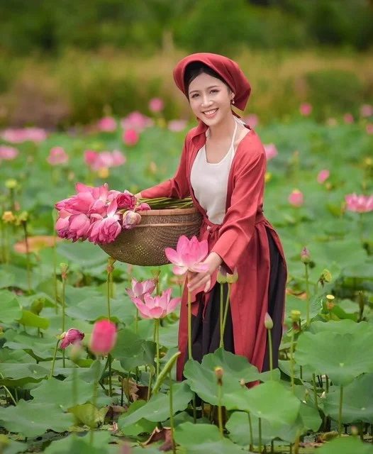 Vietnam four-part dress in brown
